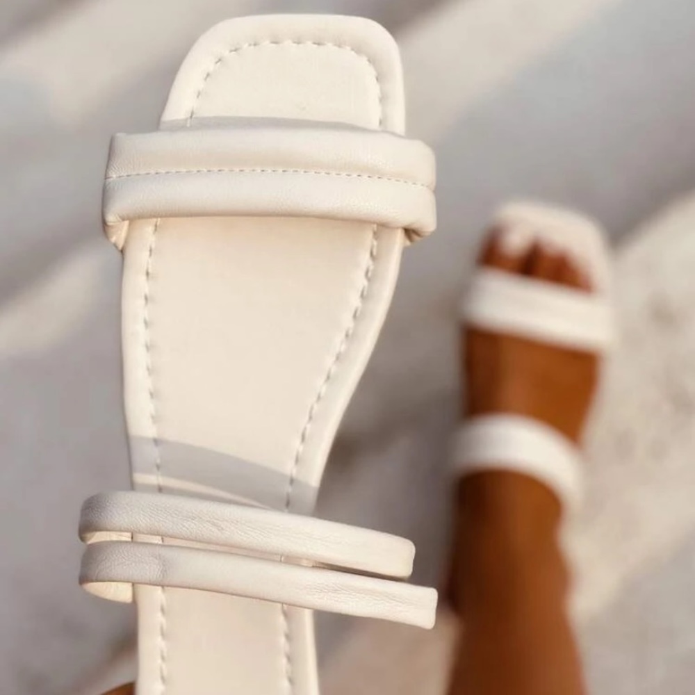 WHITE SLIDE SANDALS - SIZE 7